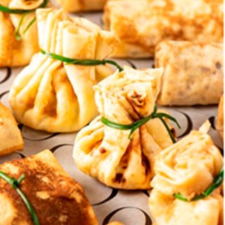 Блины классические, без начинки, сметана и ягодное конфи, 20 шт / Кулинария