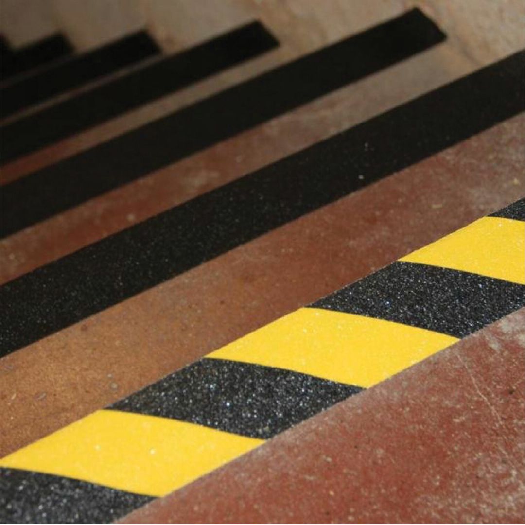 Клейкая лента зернистая Brauberg, размер 25 мм*5 м, противоскользящая, черно-желтая / Монтажные и специальные ленты №5