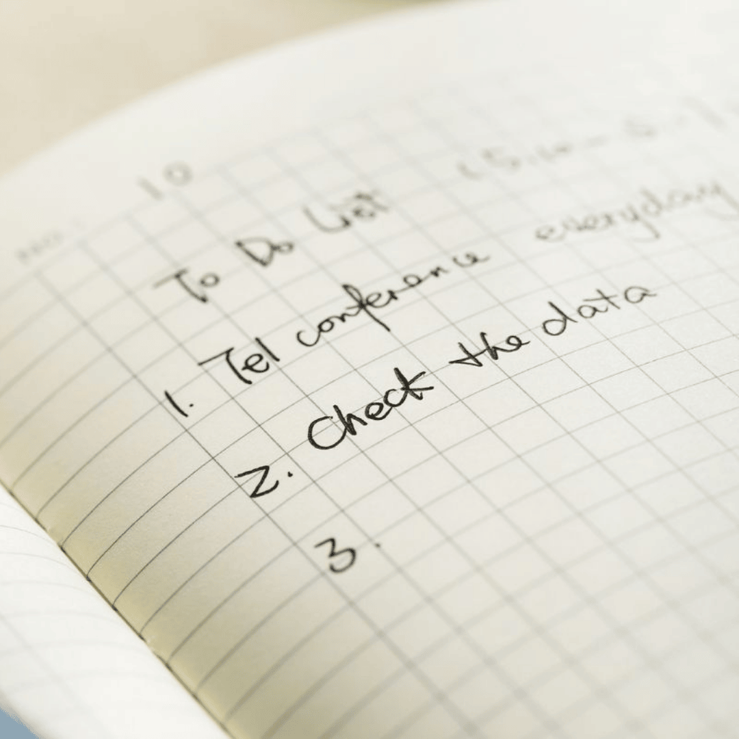 Записная книжка Deli, A5, 96 листов, кожзам, с резинкой, в клетку, черная / Записные книжки №3